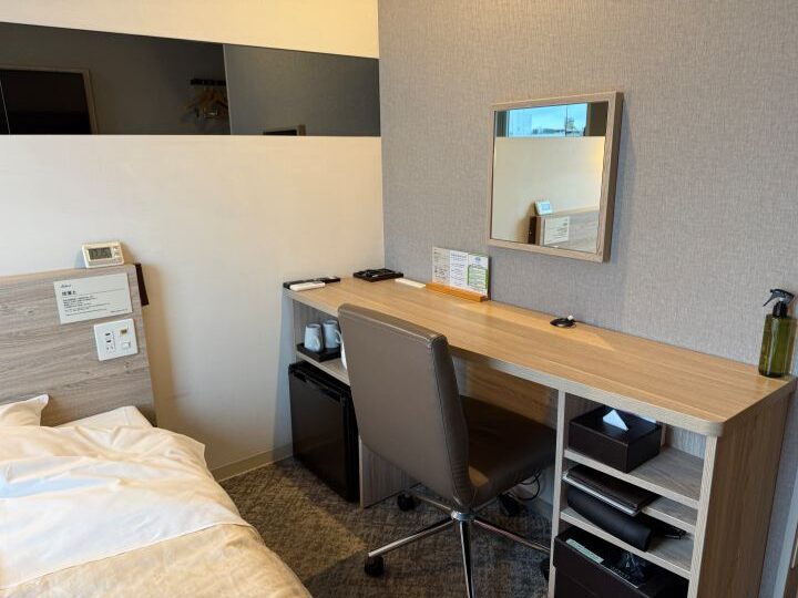 Desk and workspace in Super Hotel Shonan Fujisawa – practical room for planning Kamakura and Enoshima trips