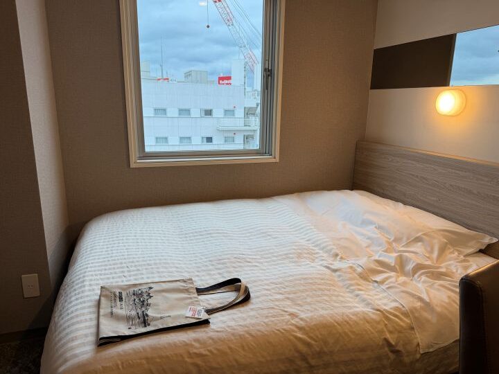 Super Hotel Shonan Fujisawa room with bed and window – clean and quiet hotel base for Kamakura and Enoshima sightseeing